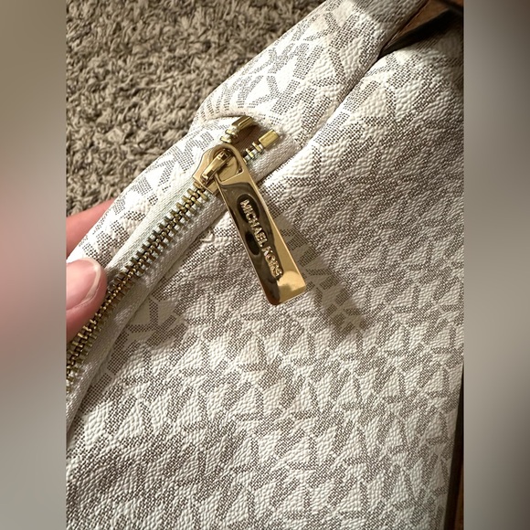 MK Vanilla Erin Backpack - Picture 9 of 11